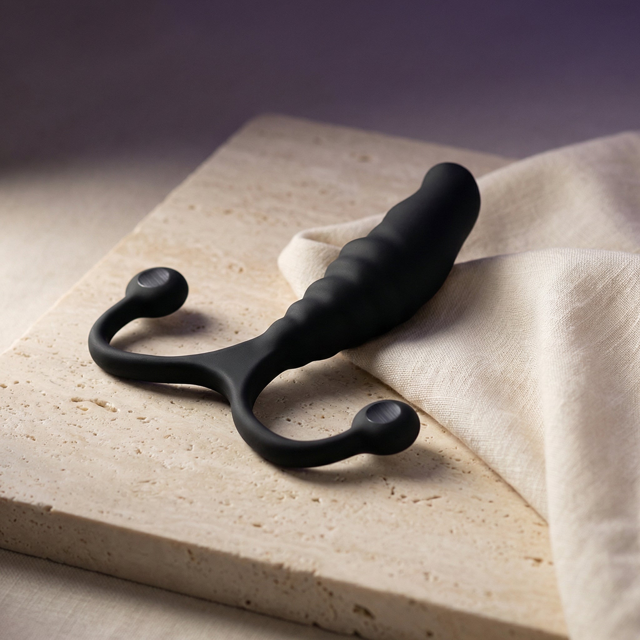 Zijaanzicht van de Aneros PSY prostaat stimulator, toont de gebogen vorm en gladde afwerking