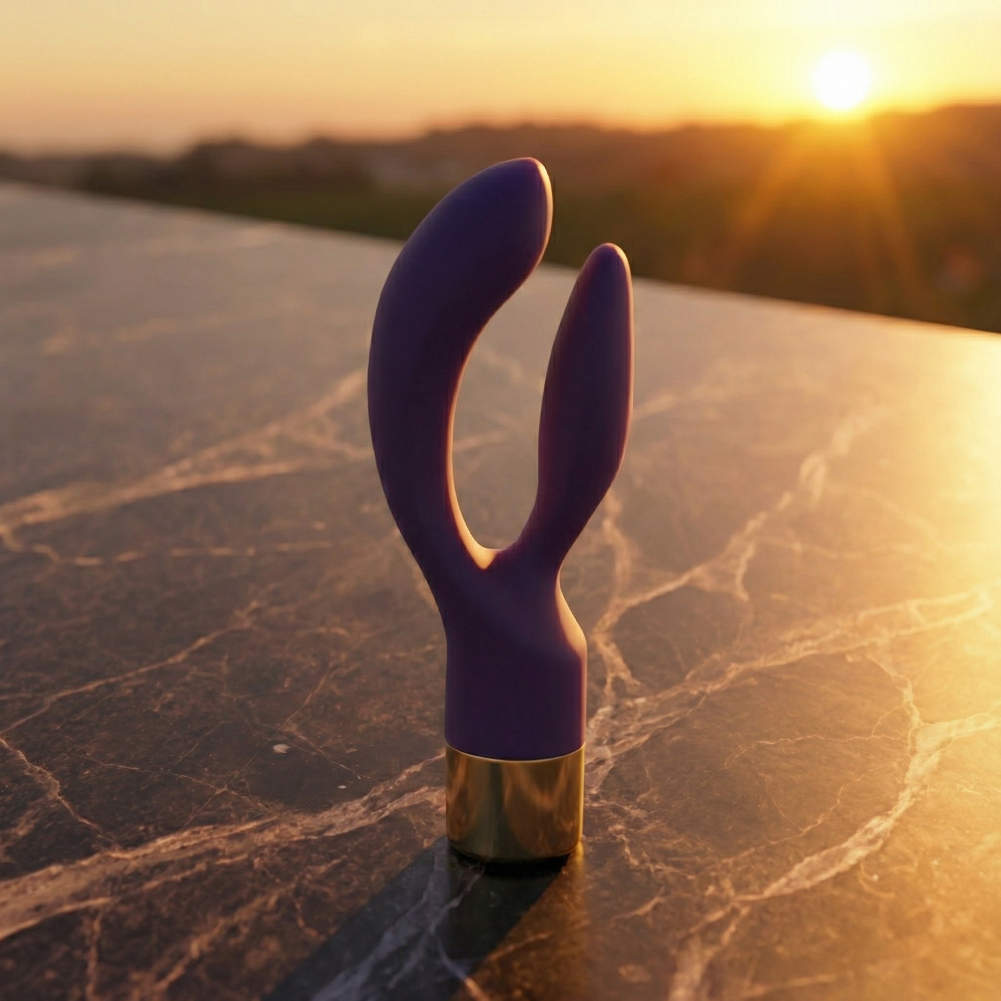 Zijaanzicht van de Orion Elegant rabbit vibrator met zichtbare ergonomische vorm