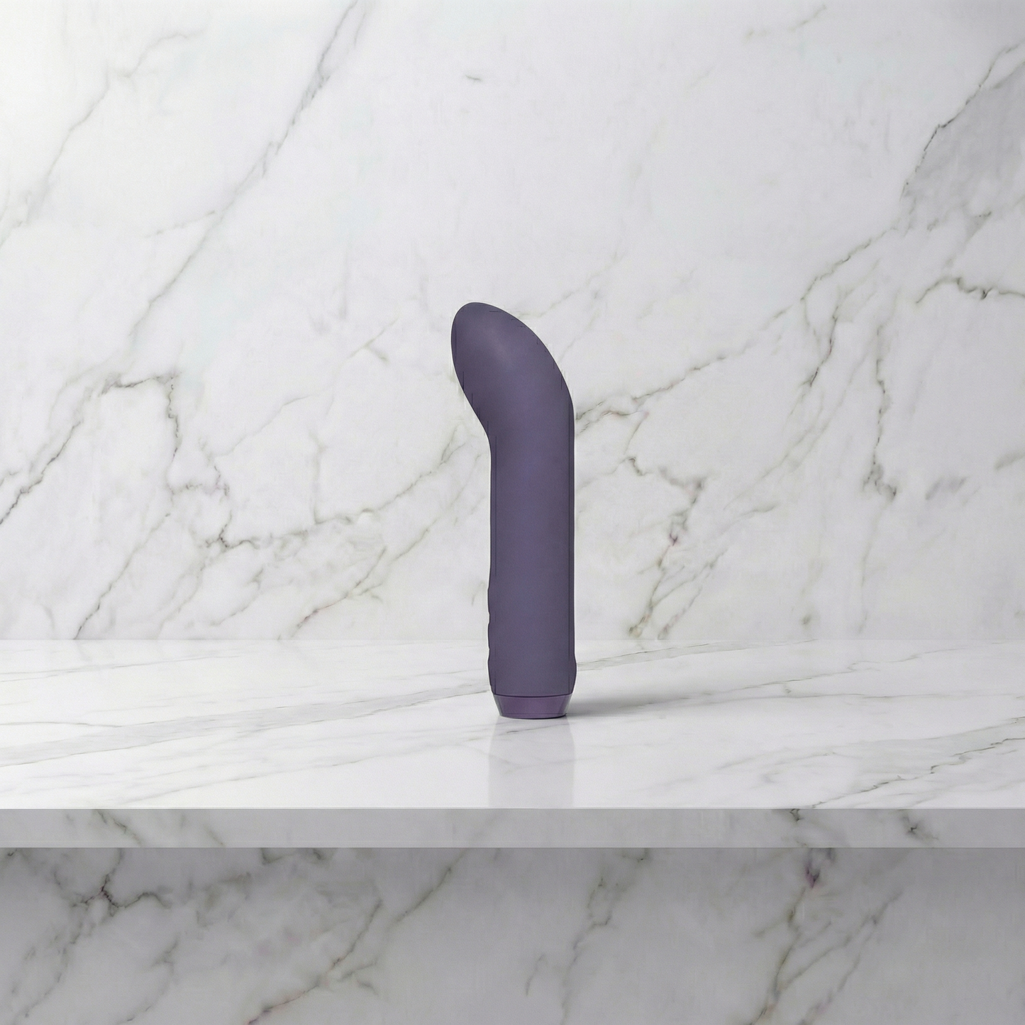 Je Joue mini vibrator in elegante vormgeving op witte achtergrond