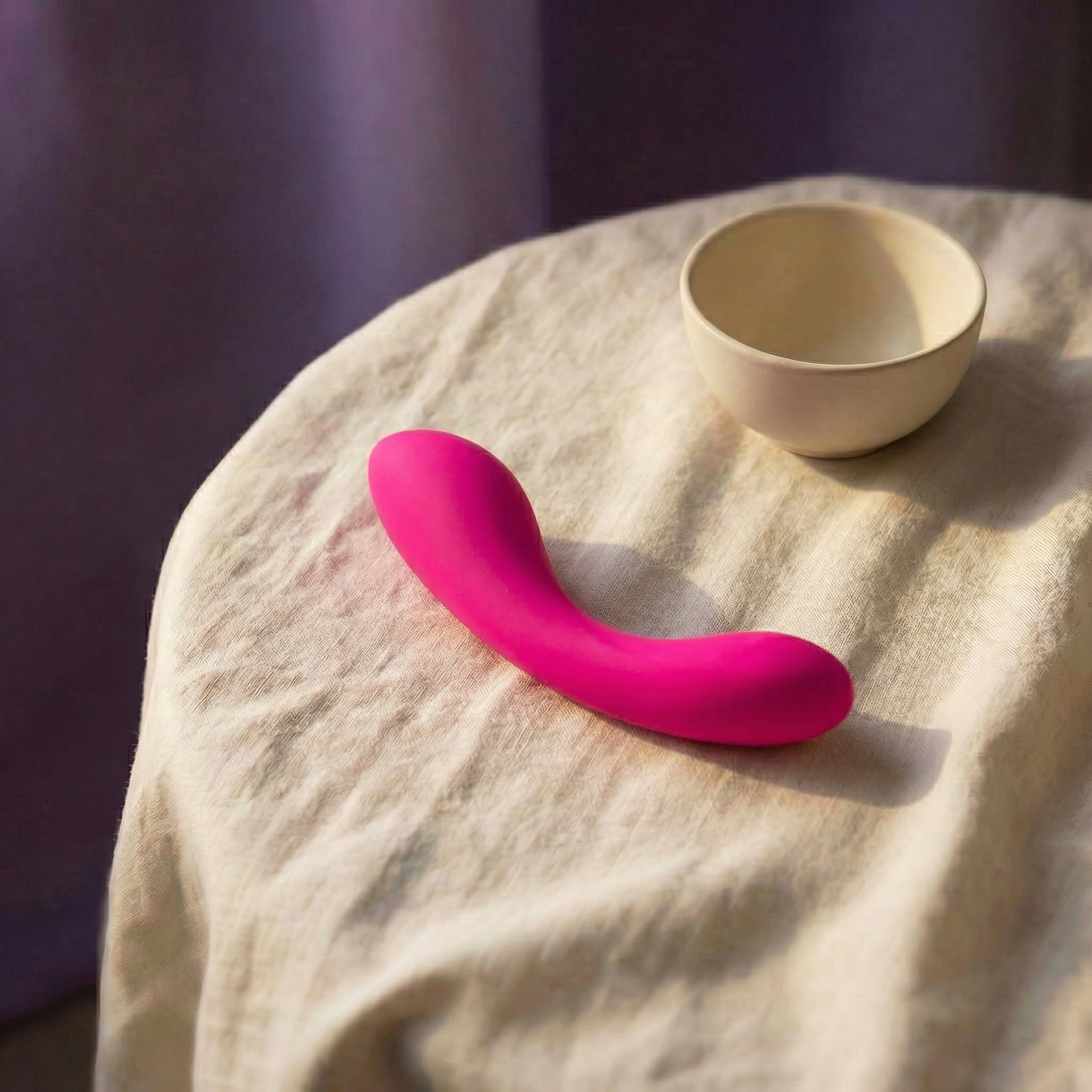Zijaanzicht van roze Swan krachtige stimulator met ergonomisch design
