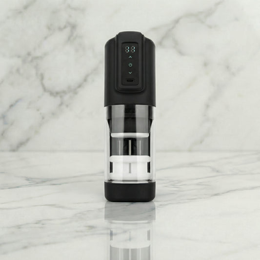 CRUIZR masturbator met stoot-, rotatie- en vibratiefuncties in neutrale kleur op witte achtergrond