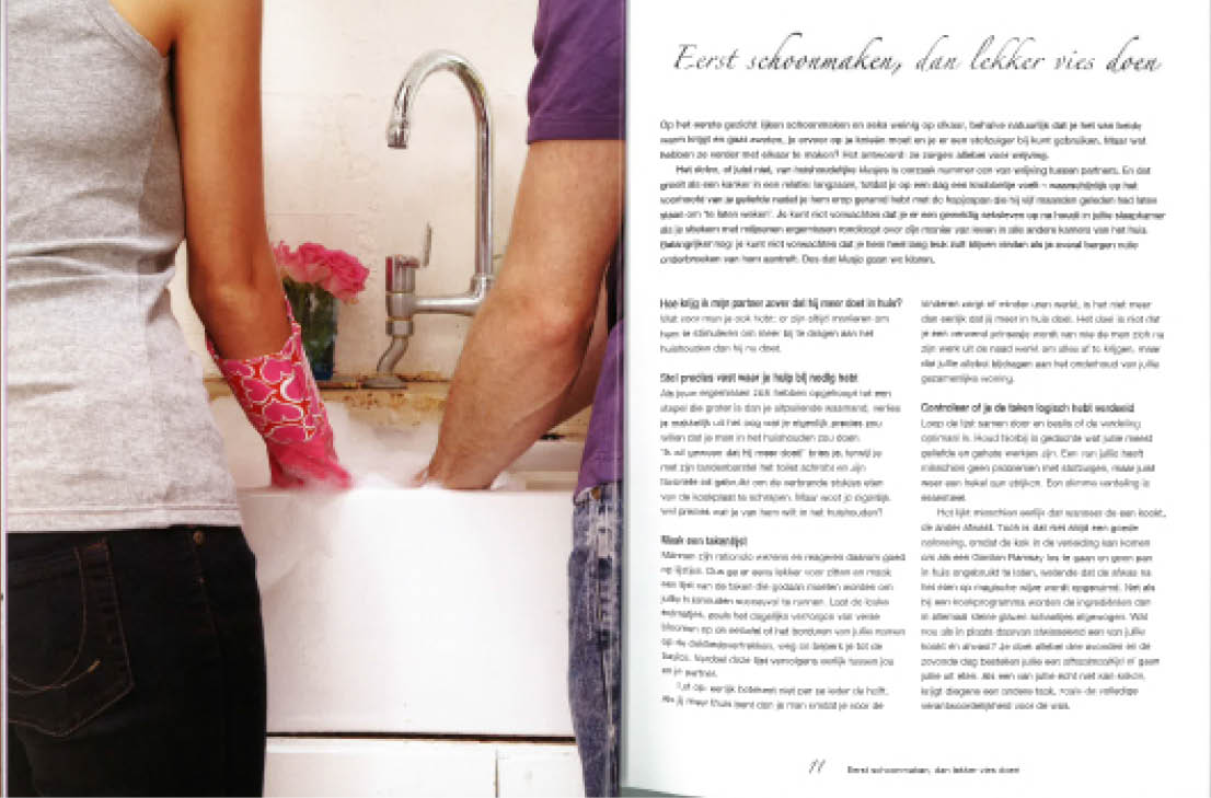 Boekpaginas met foto van stel dat samen de afwas doet met roze handschoenen