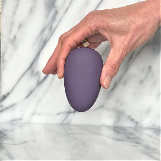 Je Joue Mimi Soft verpakking met zwarte vibrator en inclusief USB-oplaadkabel