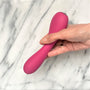 Je Joue Uma vibrator in paarse kleur op witte achtergrond, ergonomisch ontwerp voor optimaal comfort