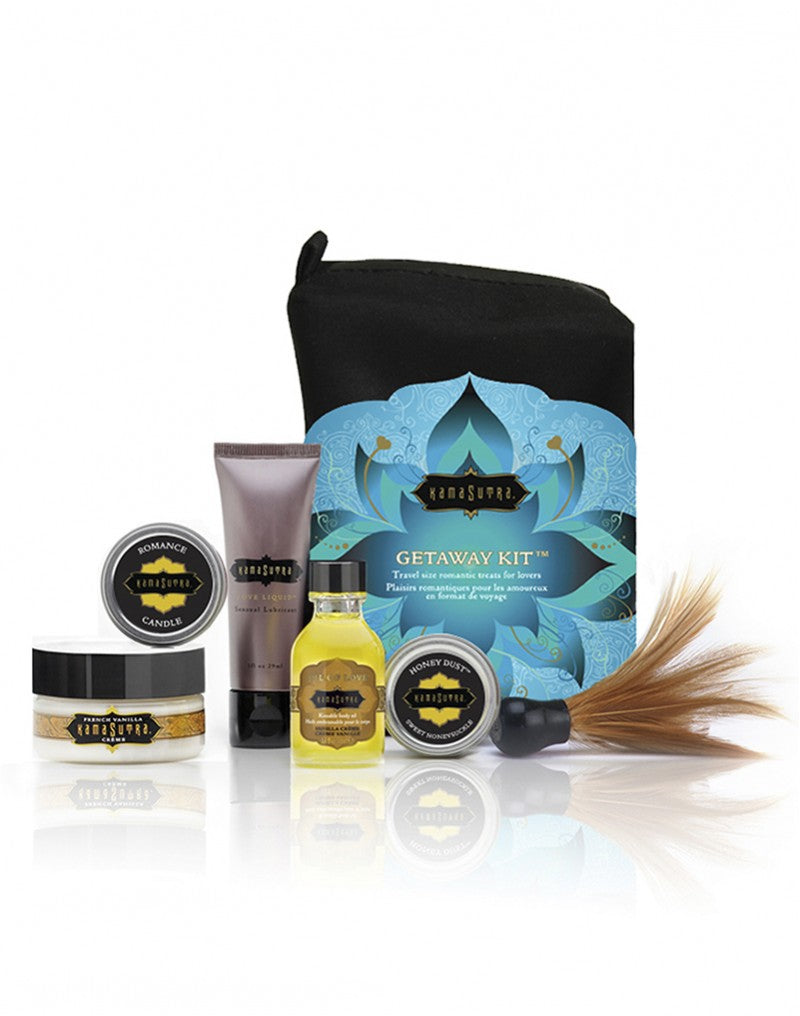 Zijaanzicht van het Lovers Travel Kit met alle meegeleverde items en reisformaat verpakking