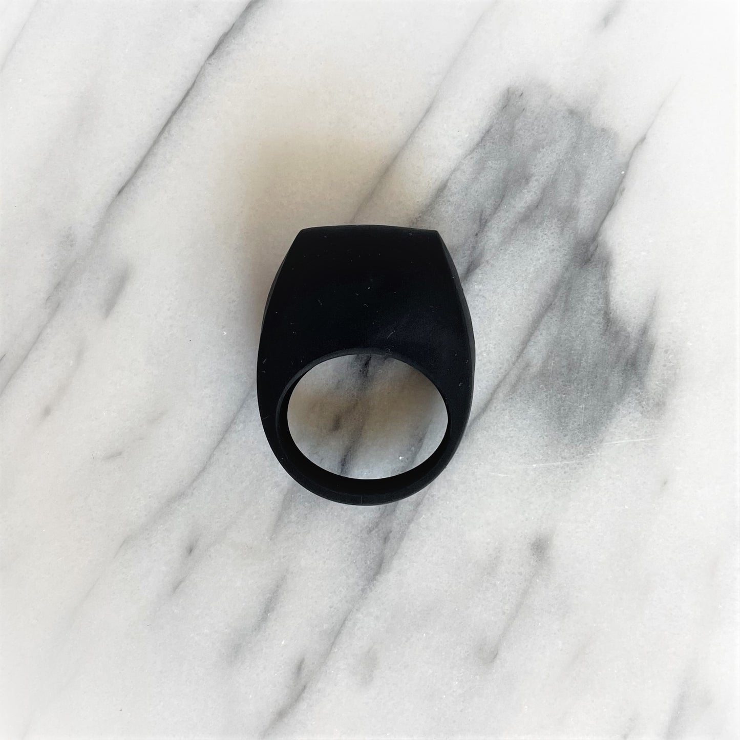 Zijaanzicht zwarte Tor 3 Lelo cockring toont ergonomisch design en premium siliconen afwerking