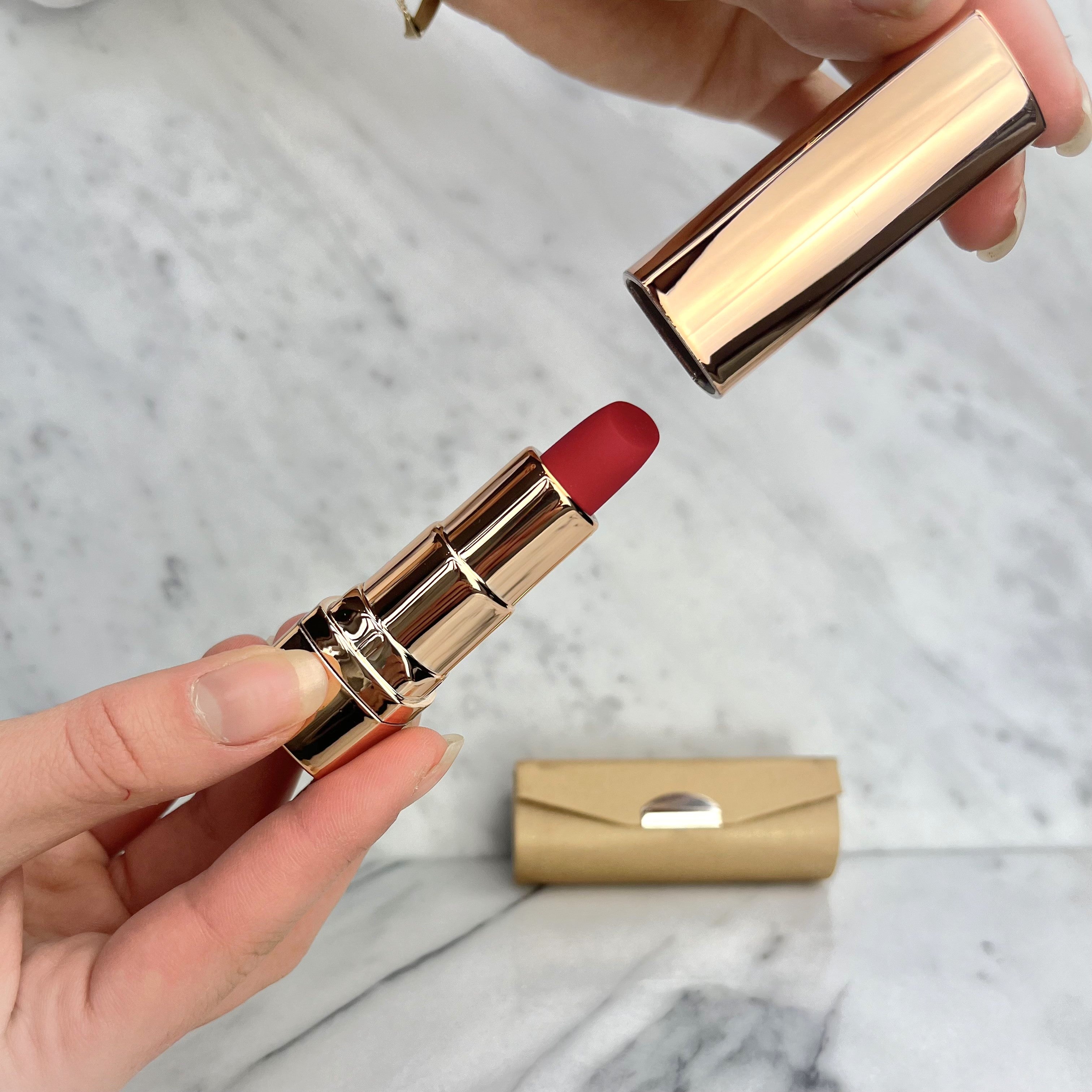 Zijaanzicht van compacte lippenstift vibrator, discrete en draagbare intimate wellness accessoire