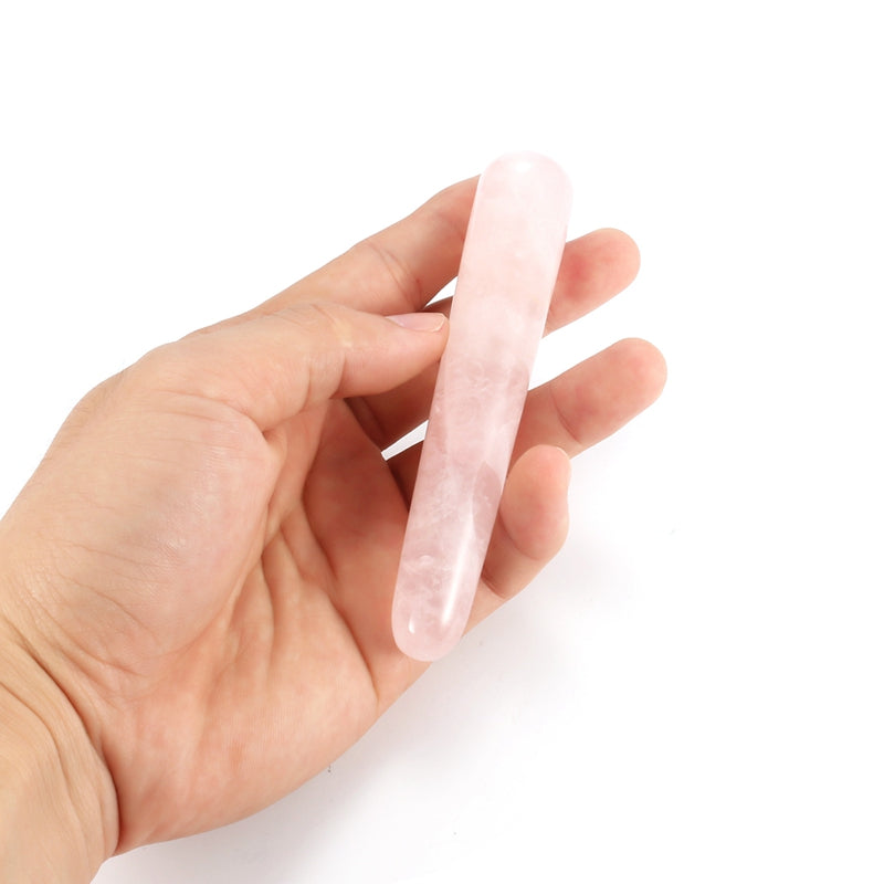 Rose quartz yoni wand in zijaanzicht, toont natuurlijke kristalstructuur en gladde afwerking