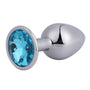 Zilverkleurige metalen buttplug met lichtblauwe siersteen aan de basis op witte achtergrond