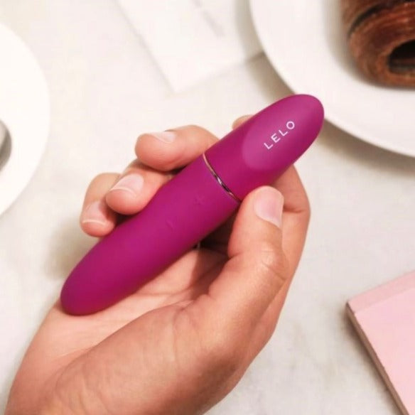 Discrete zwarte Lelo Mia 3 vibrator elegant geplaatst op neutrale ondergrond