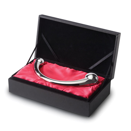 NJoy Pure Wand zijaanzicht toont de elegante curve en gladde afwerking van het roestvrij stalen design