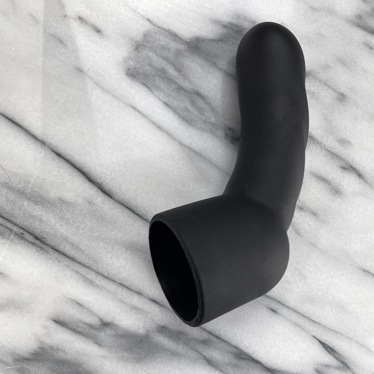 Zijaanzicht van ergonomisch G-spot opzetstuk accessoire voor wandmassager van De Paarse Keizerin