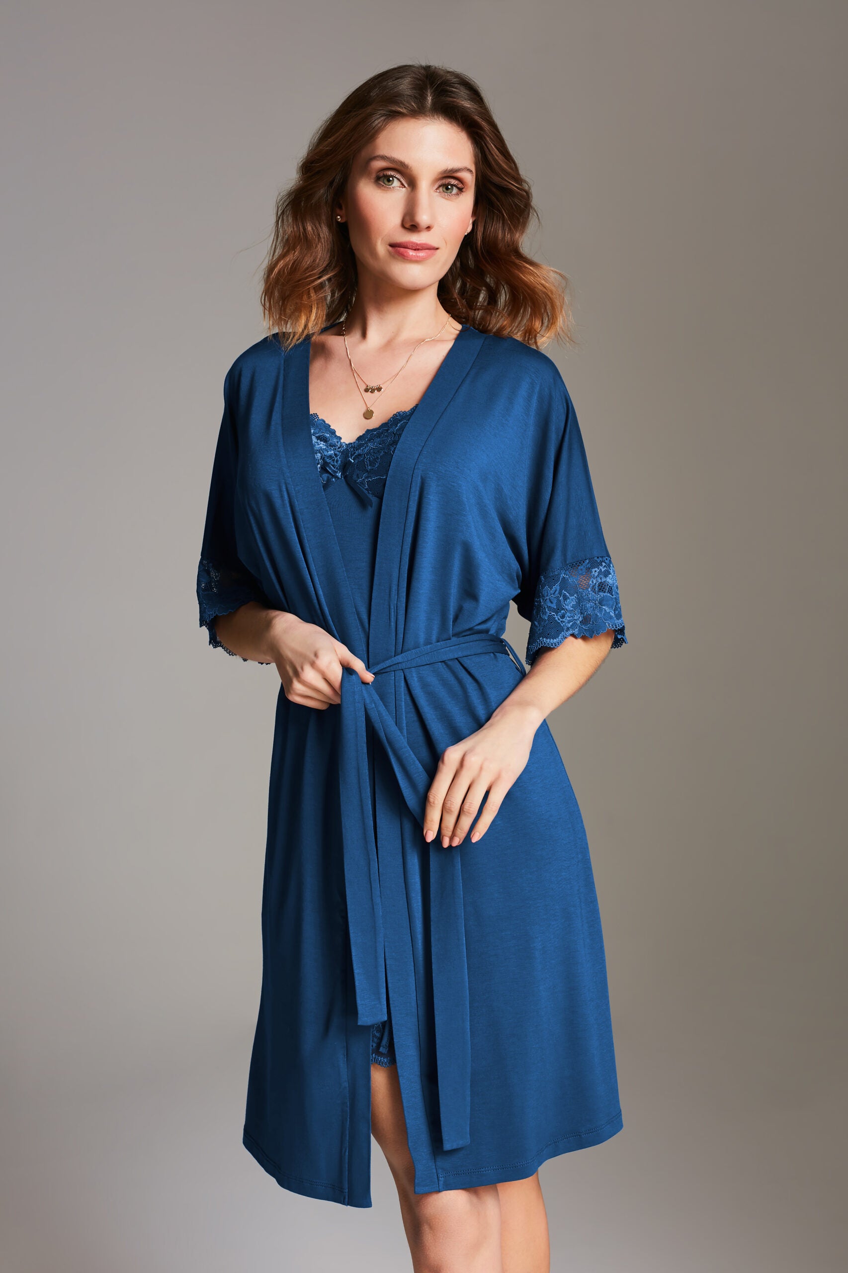 Petrolblauwe Vanilla robe van De Paarse Keizerin in maat S/M, elegante satijnen kimono op witte achtergrond