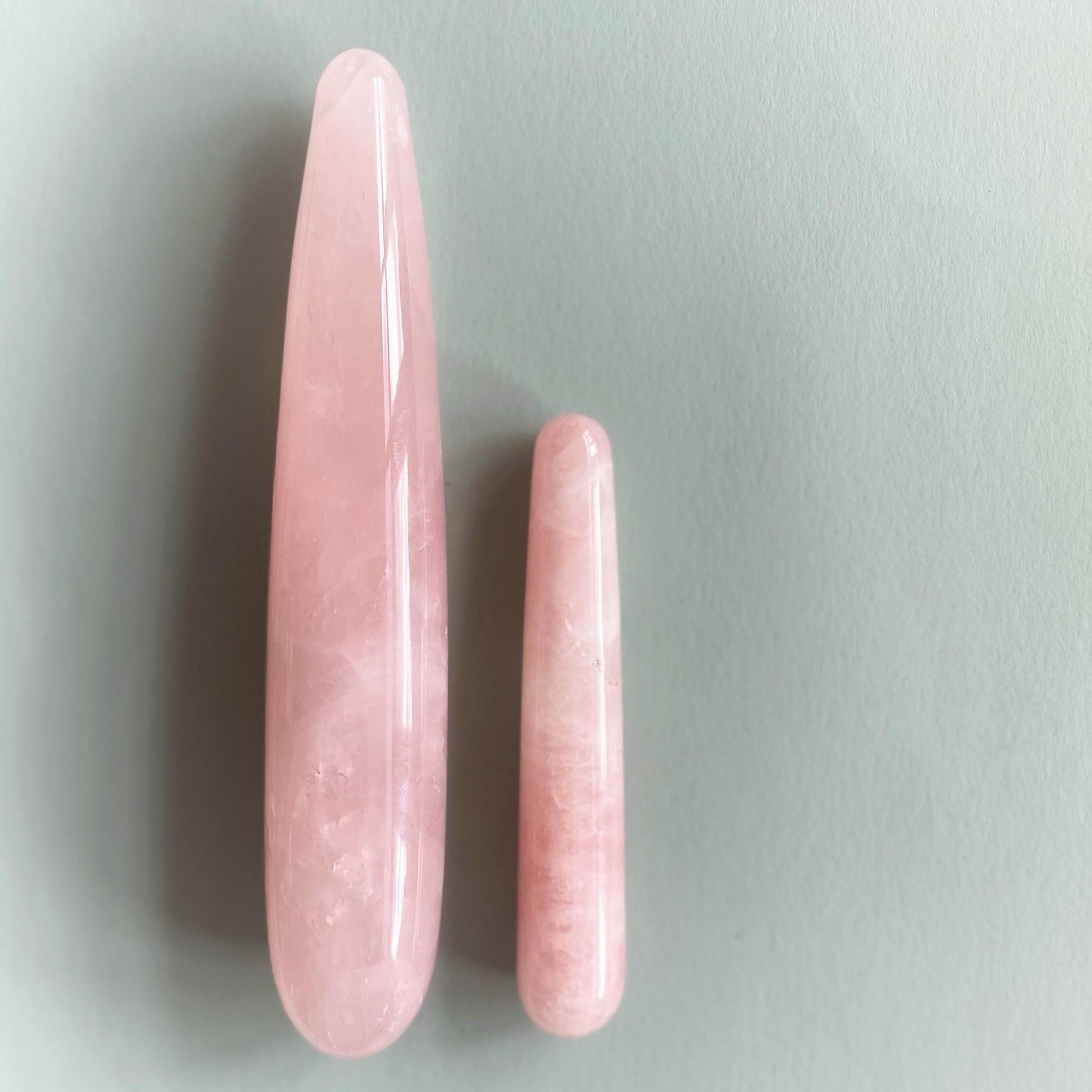 Rozenkwarts massage wand set met medium en small formaat van De Paarse Keizerin op witte achtergrond