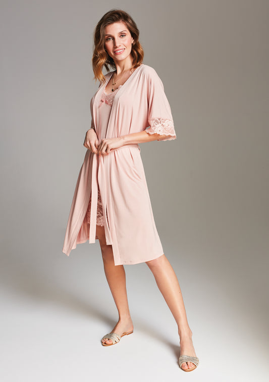 Robe van Vanilla in dusty pink: vrouw in roze kimono met kanten mouwen en bijpassend nachtjurkje