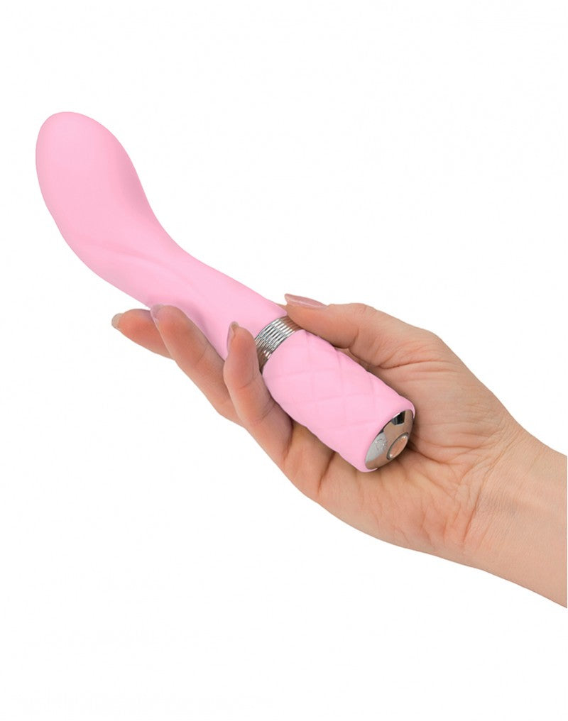 Zijaanzicht van lichtroze oplaadbare Sassy vibrator, toont gebogen vorm en gladde afwerking van luxe materiaal