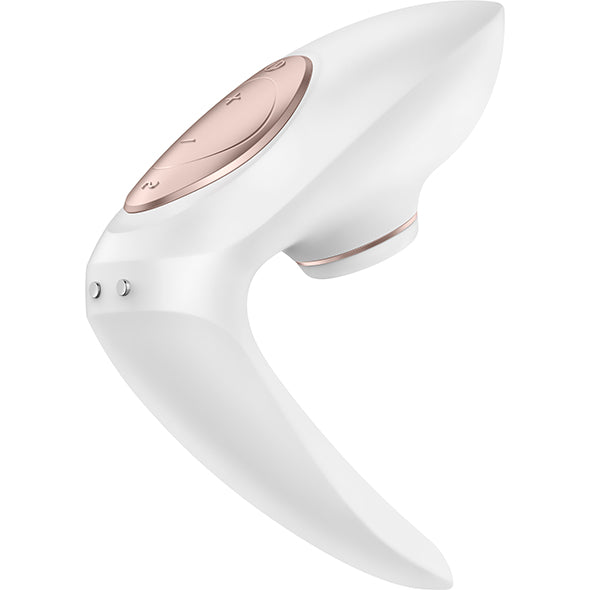 Satisfyer Pro 4 Couples wit met roségouden bedieningspaneel en gebogen arm, zijaanzicht