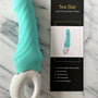 Elegant gepositioneerde Sea Star vibrator in sfeervolle setting, benadrukt kwaliteit en design