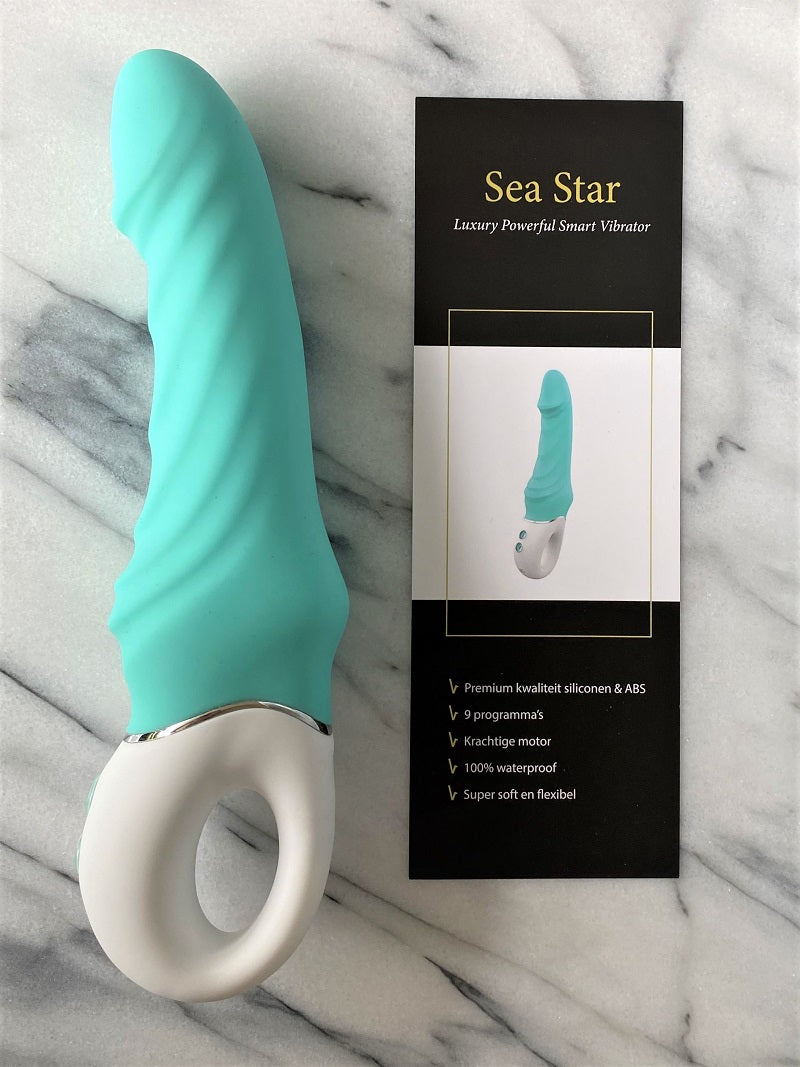 Elegant gepositioneerde Sea Star vibrator in sfeervolle setting, benadrukt kwaliteit en design