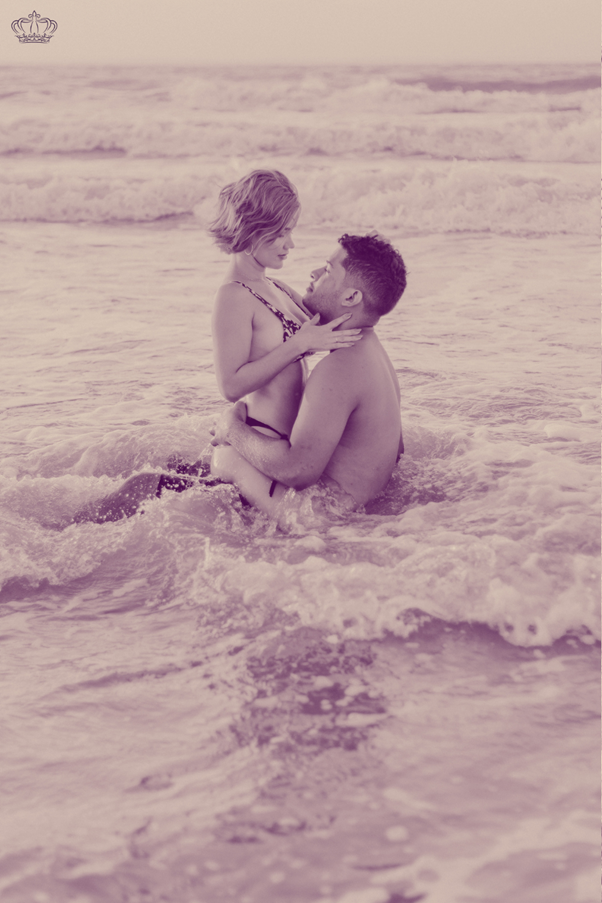 koppel in de zee dat elkaar vasthoudt