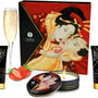 Close-up van de inhoud van de Shunga giftbox met verschillende wellness producten