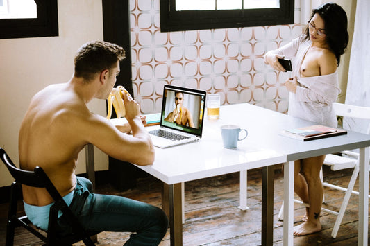 XConfessions Vol. 4 filmstill – man aan tafel met laptop, vrouw maakt selfie