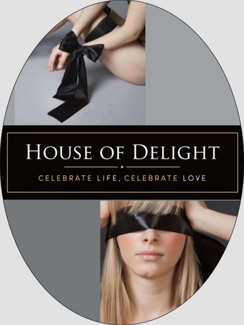 Zijaanzicht van lang zwart satijnen lint geschikt als blinddoek en handboeien