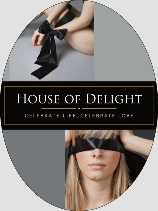 Zijaanzicht van lang zwart satijnen lint geschikt als blinddoek en handboeien