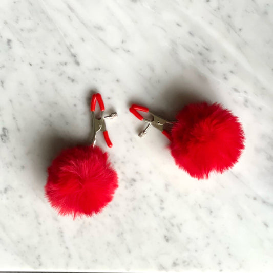 Witte verstelbare tepelklemmetjes met pompoen van De Paarse Keizerin op neutrale achtergrond