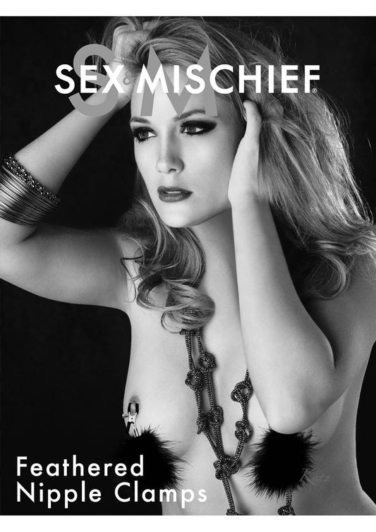 Promotiebeeld Sex & Mischief tepelklemmen met veren, gedragen door model in zwart-wit