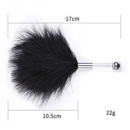 Sfeervolle presentatie van zwarte streelveer op satijnen ondergrond