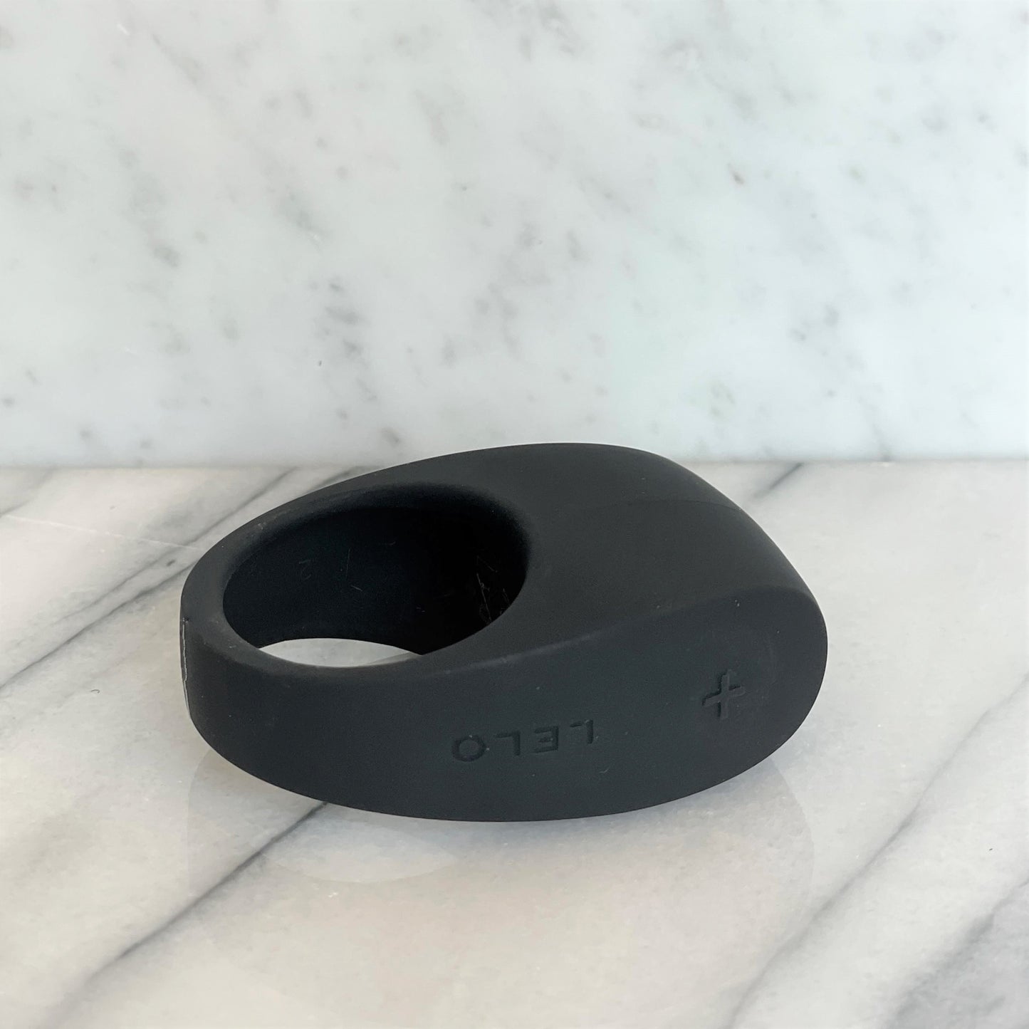 Close-up bedieningsknoppen en textuur van de zwarte Tor 3 vibrator met smartphone connectiviteit