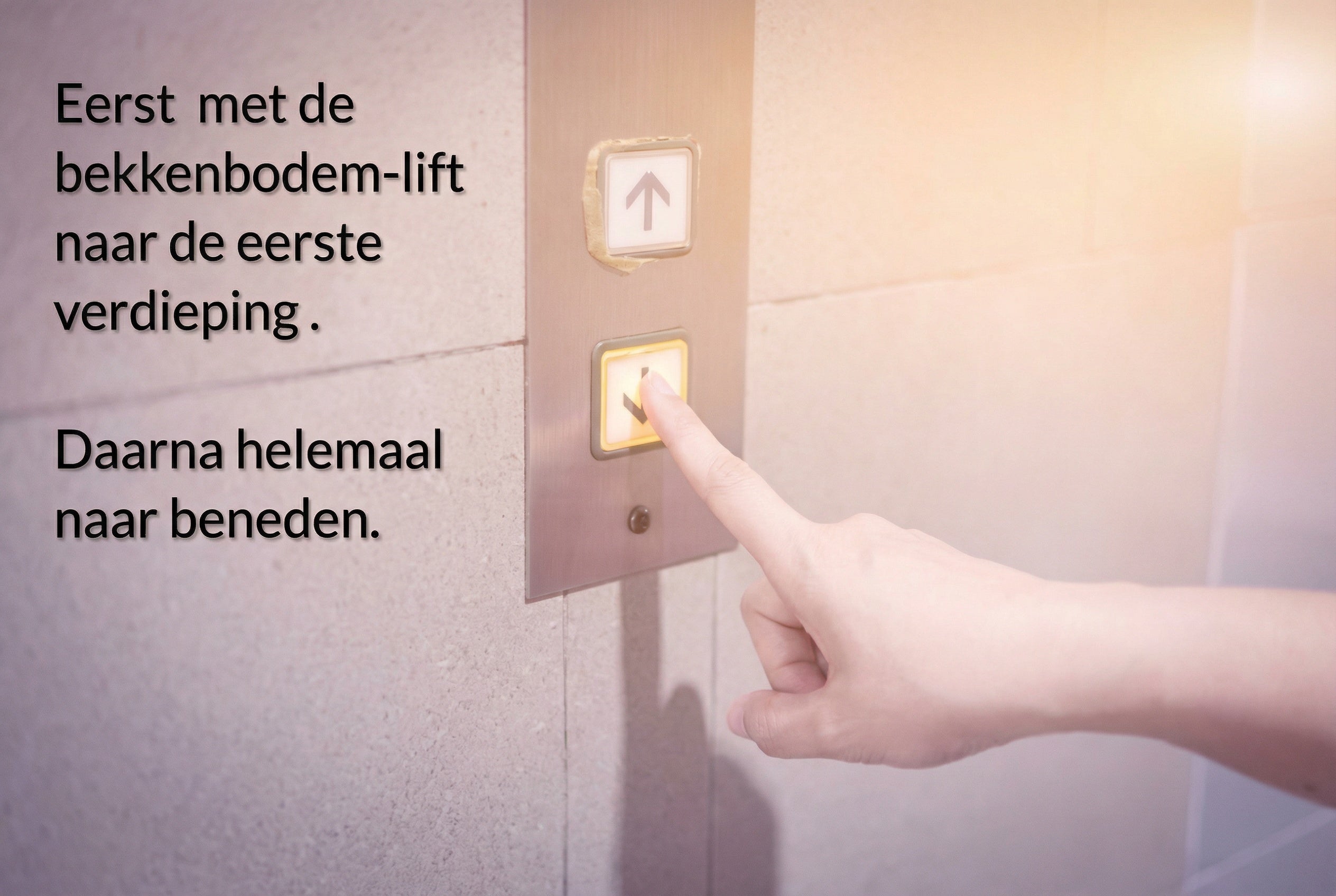 Hand die op een liftknop drukt, met tekst: “Eerst met de bekkenbodem-lift naar de eerste verdieping. Daarna helemaal naar beneden.