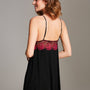 Rosa Vanilla nachtjurkje zwart met rood kant op de rug, achterzijde gedragen door model