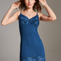 Petrol blauwe nightdress met kanten cups en kanten zoom, smalle bandjes en strikje, voorkant