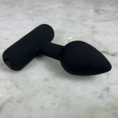 Zijaanzicht van compacte paarse buttplug met veilige basis en gladde afwerking voor comfortabel gebruik