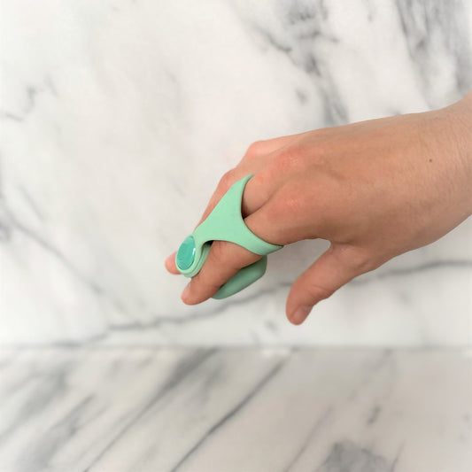Dame Fin mintgroene vingervibrator om twee vingers gedragen, klaar voor gebruik