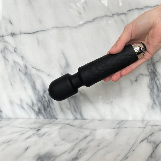Zwarte Super wand massager van De Paarse Keizerin in compact formaat op witte achtergrond