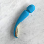 Close-up van bedieningsknoppen en siliconen kop van zwarte Lelo Wand Massager Medium 2