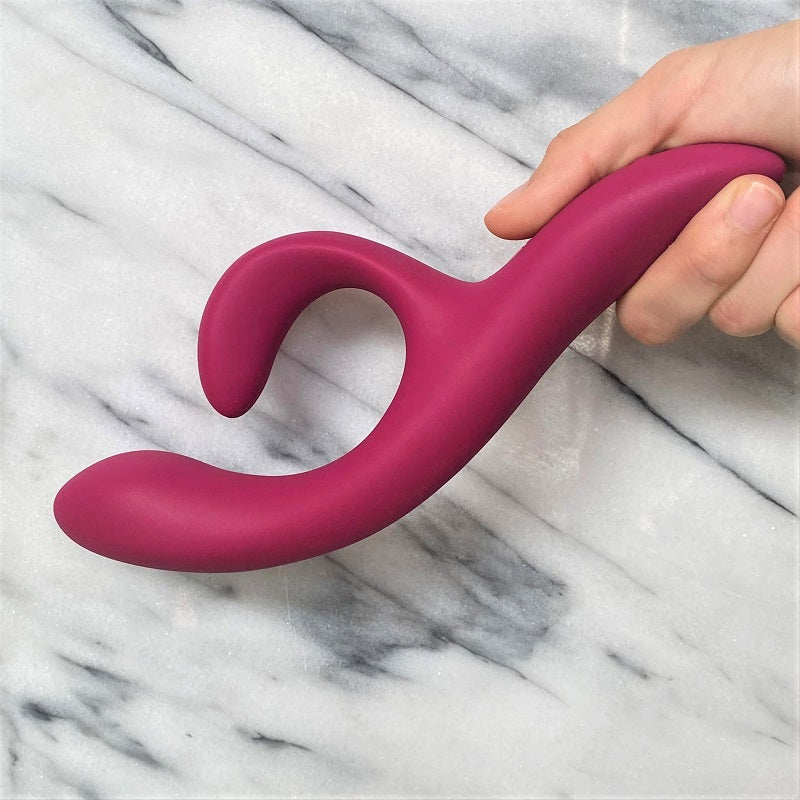 We-Vibe Nova 2 vibrator in roze-rood van De Paarse Keizerin, vooraanzicht op witte achtergrond