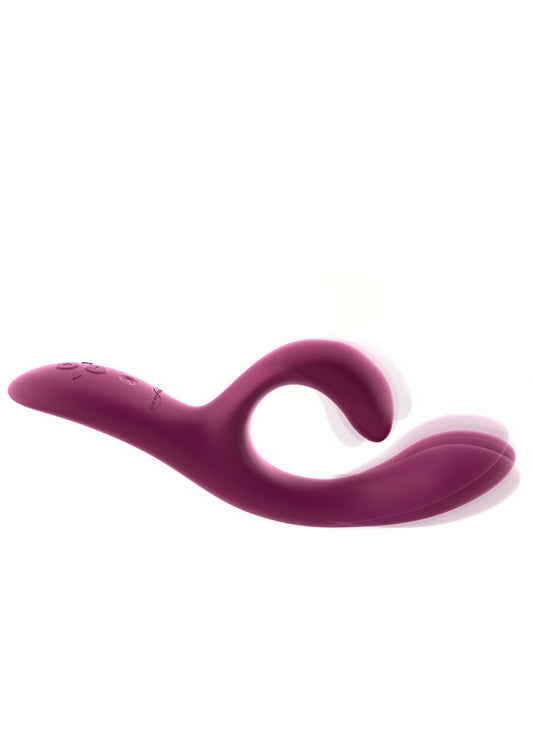 Elegant gepositioneerde We-Vibe Nova 2 in roze-rood op zachte ondergrond in natuurlijk licht