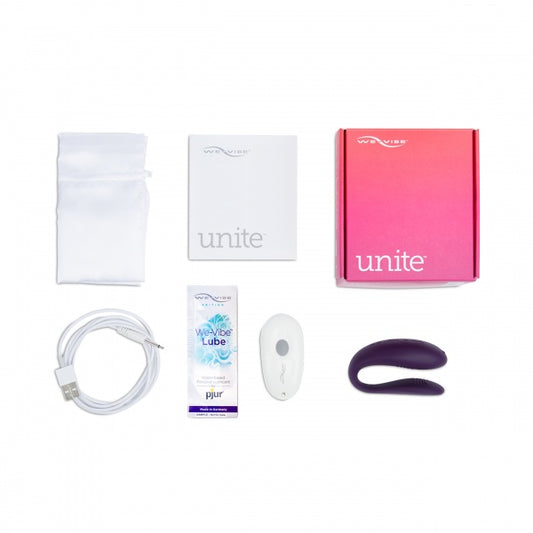 We-Vibe Sync Lite met accessoires uitgespreid op witte achtergrond