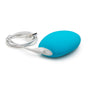 We-Vibe Wish turquoise clitorisvibrator met magnetische USB-oplaadkabel aangesloten