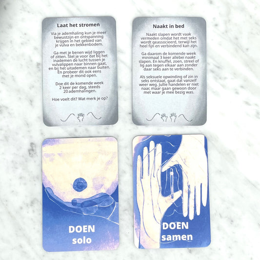 Romantische sfeerimpressie met Wellust kaarten naast kaarsen, warme verlichting en intieme setting