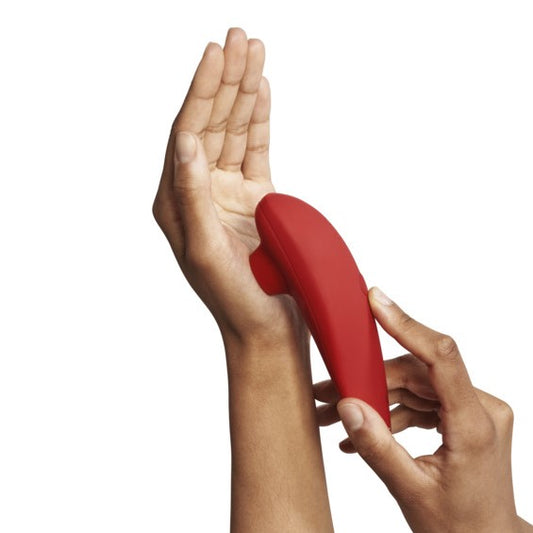 Sfeervolle presentatie van goudkleurige Womanizer Marilyn Monroe in elegante setting