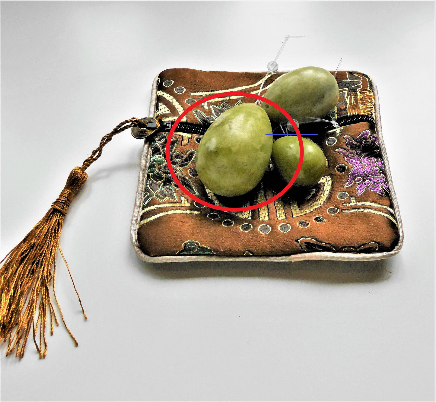 Groot groen jade yoni ei met koord op zijden bewaarzakje